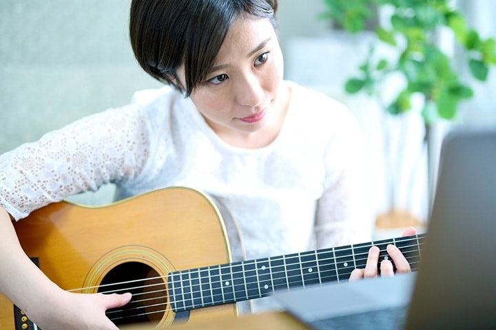 スキマ時間でギタトレ@マスターのオンライン講座を受講する女性