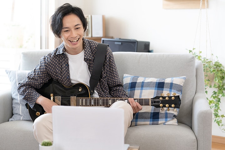 動画の講師とオンラインで個別ギターレッスンをする人