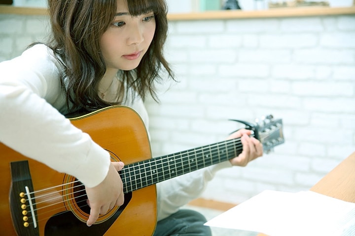ギターに関する質問やリクエストに応える女性ギター講師