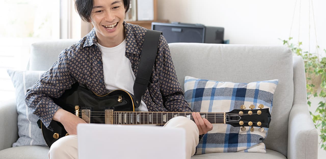 オンラインでギターの個人授業をする講師|個別レッスン